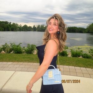 Meet your Posher, Claudia